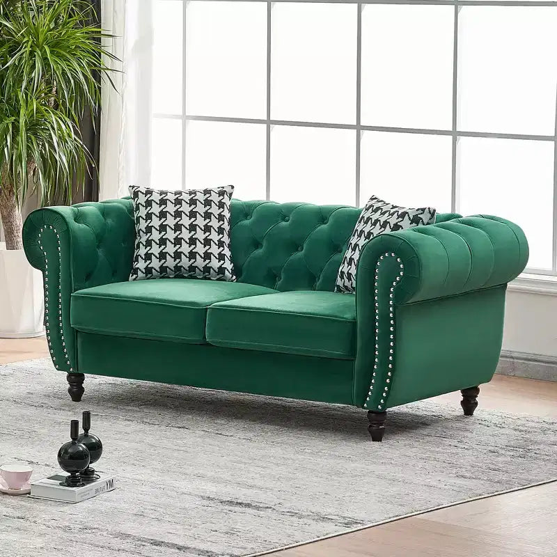Canapé Chesterfield en velours avec accoudoirs roulés et clouté