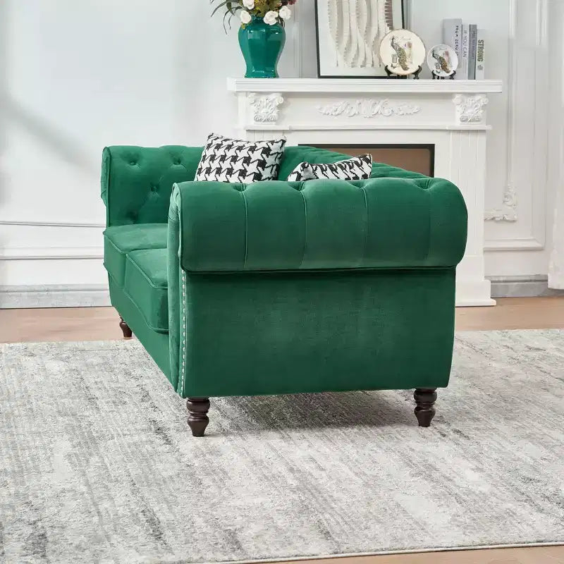 Canapé Chesterfield en velours avec accoudoirs roulés et clouté