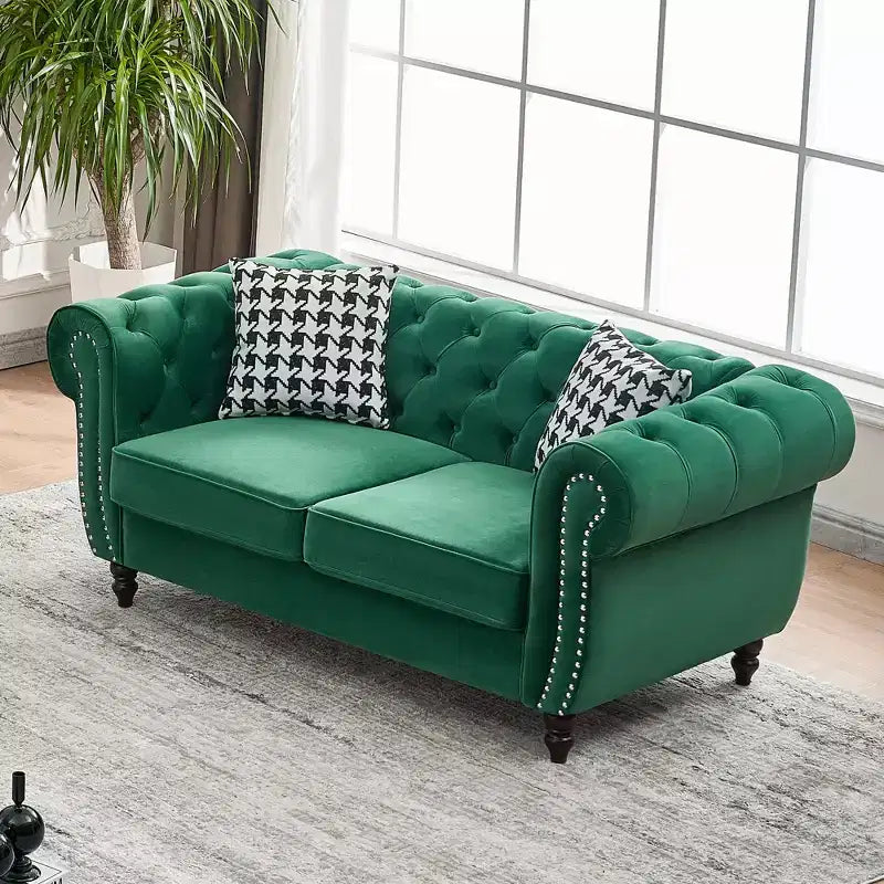 Canapé Chesterfield en velours avec accoudoirs roulés et clouté