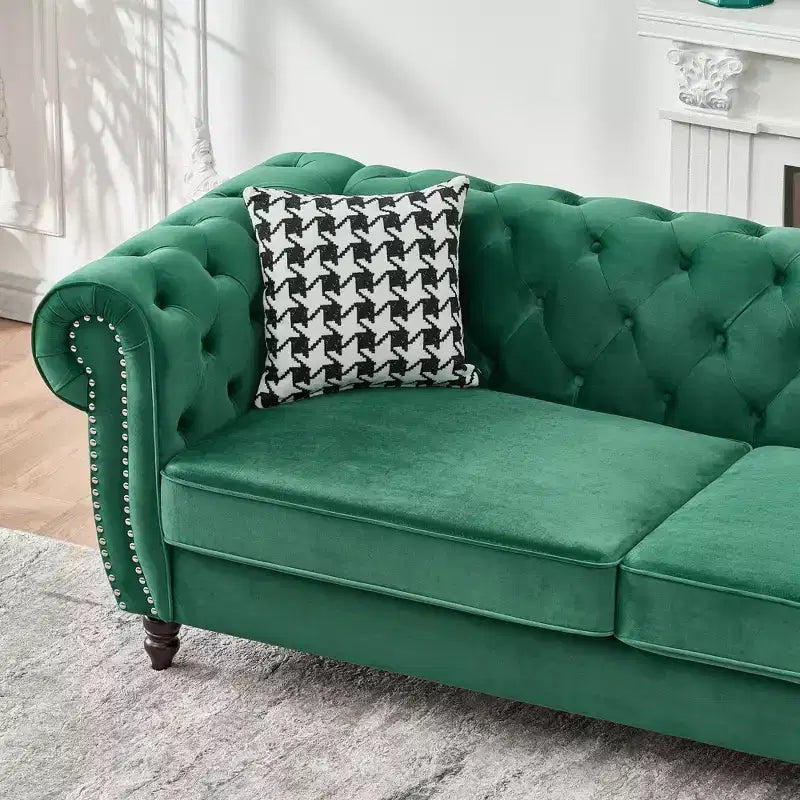 Canapé Chesterfield en velours avec accoudoirs roulés et clouté