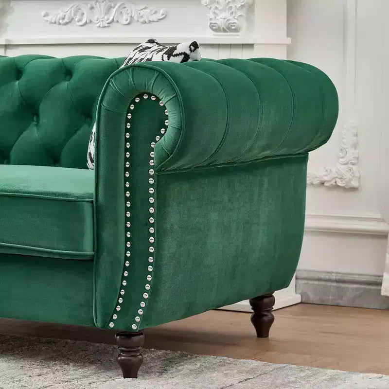Canapé Chesterfield en velours avec accoudoirs roulés et clouté