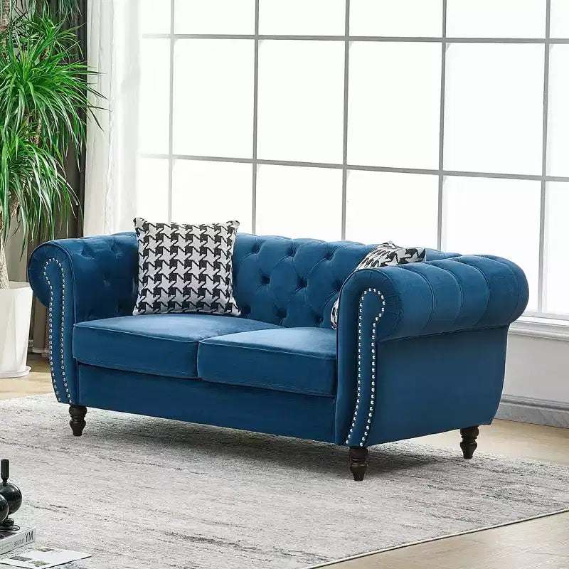 Canapé Chesterfield en velours avec accoudoirs roulés et clouté