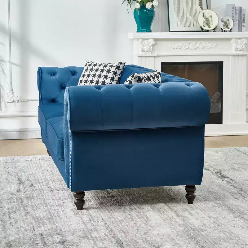 Canapé Chesterfield en velours avec accoudoirs roulés et clouté