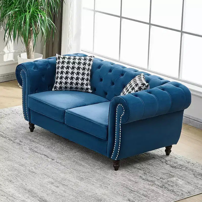 Canapé Chesterfield en velours avec accoudoirs roulés et clouté