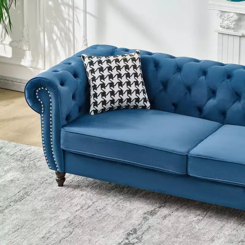 Canapé Chesterfield en velours avec accoudoirs roulés et clouté