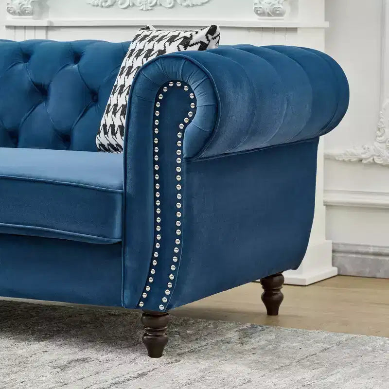 Canapé Chesterfield en velours avec accoudoirs roulés et clouté