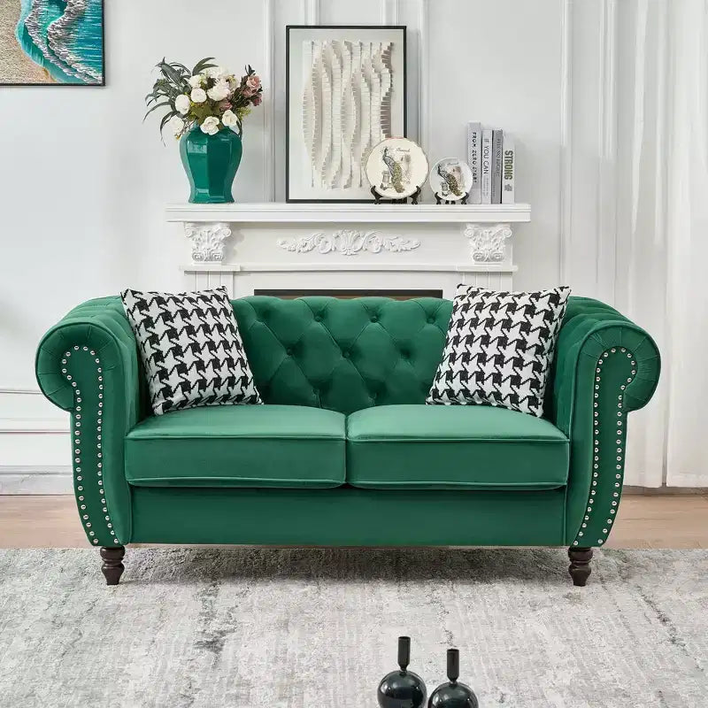 Canapé Chesterfield en velours avec accoudoirs roulés et clouté