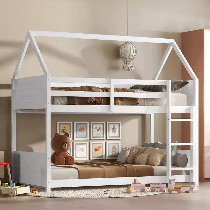 Lit superposé maison jumeau sur jumeau, lit superposé bas en bois avec cadre de toit, garde-corps et échelle, cadre de lit pour enfants en bois d'hévéa