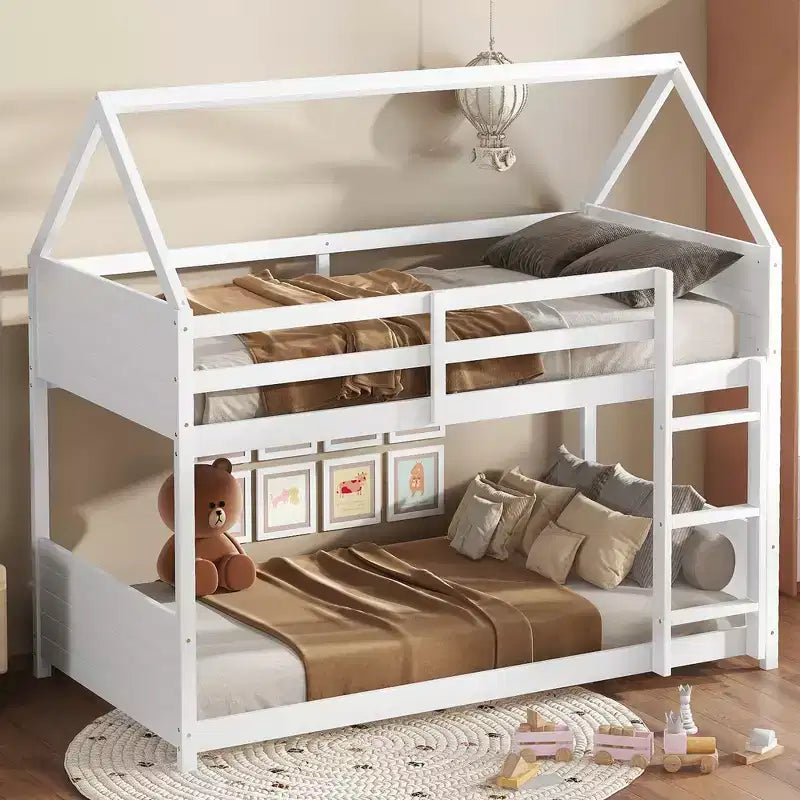 Lit superposé maison jumeau sur jumeau, lit superposé bas en bois avec cadre de toit, garde-corps et échelle, cadre de lit pour enfants en bois d'hévéa