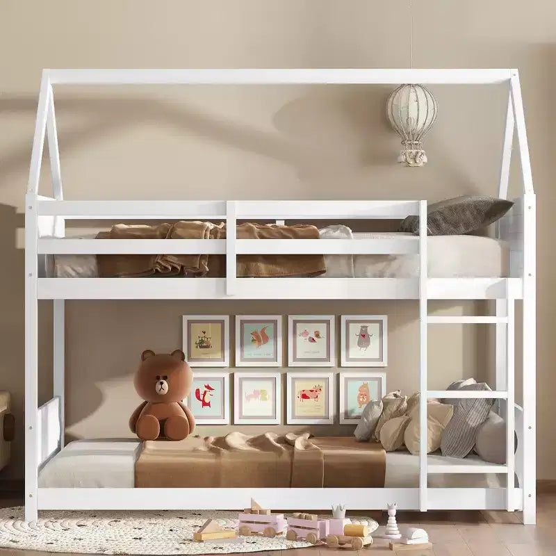 Lit superposé maison jumeau sur jumeau, lit superposé bas en bois avec cadre de toit, garde-corps et échelle, cadre de lit pour enfants en bois d'hévéa