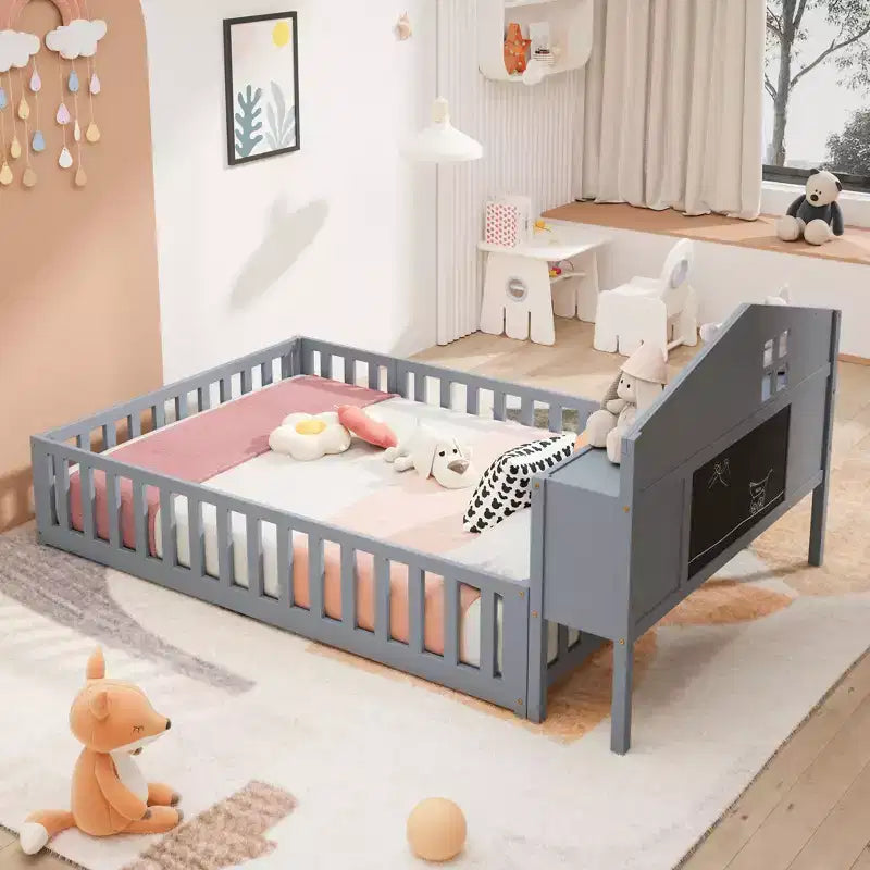 Lit de sol Montessori pleine grandeur avec bibliothèques, tableaux noirs et tête de lit de rangement, gris