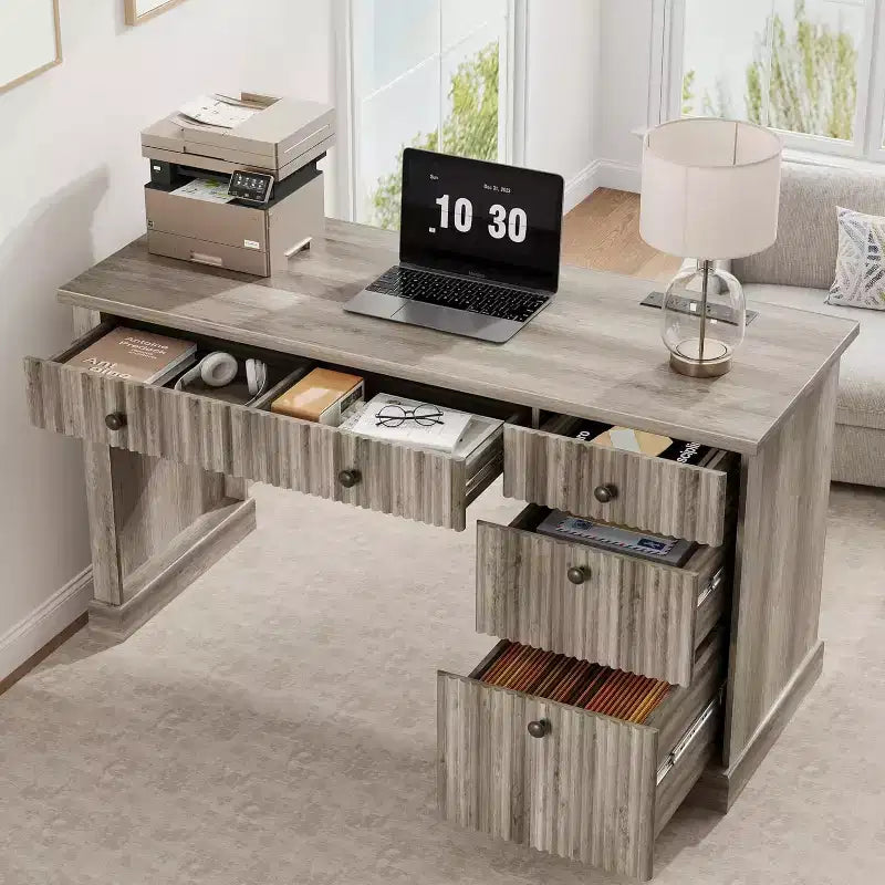 Bureau de direction moderne 54 pouces avec station de charge et tiroirs de classement, bureau d'ordinateur en bois cannelé avec rangement pour l'étude à domicile
