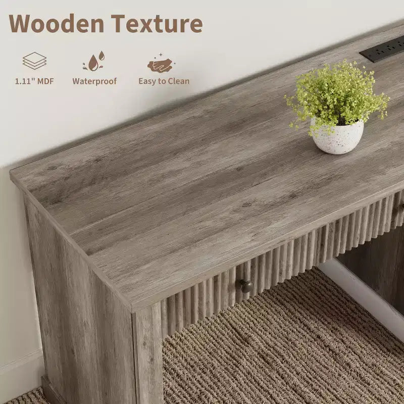 Bureau de direction moderne 54 pouces avec station de charge et tiroirs de classement, bureau d'ordinateur en bois cannelé avec rangement pour l'étude à domicile