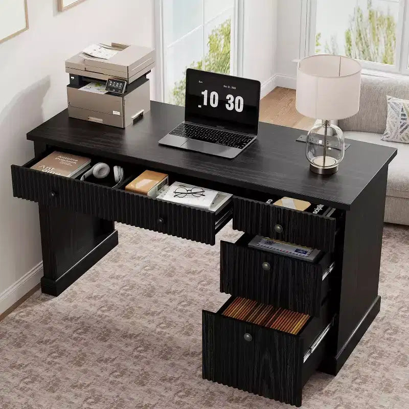 Bureau de direction moderne 54 pouces avec station de charge et tiroirs de classement, bureau d'ordinateur en bois cannelé avec rangement pour l'étude à domicile