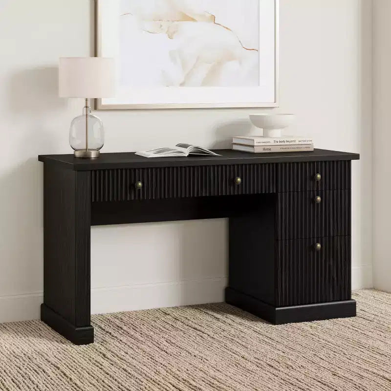Bureau de direction moderne 54 pouces avec station de charge et tiroirs de classement, bureau d'ordinateur en bois cannelé avec rangement pour l'étude à domicile