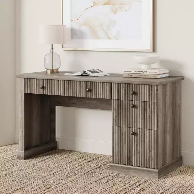 Bureau de direction moderne 54 pouces avec station de charge et tiroirs de classement, bureau d'ordinateur en bois cannelé avec rangement pour l'étude à domicile