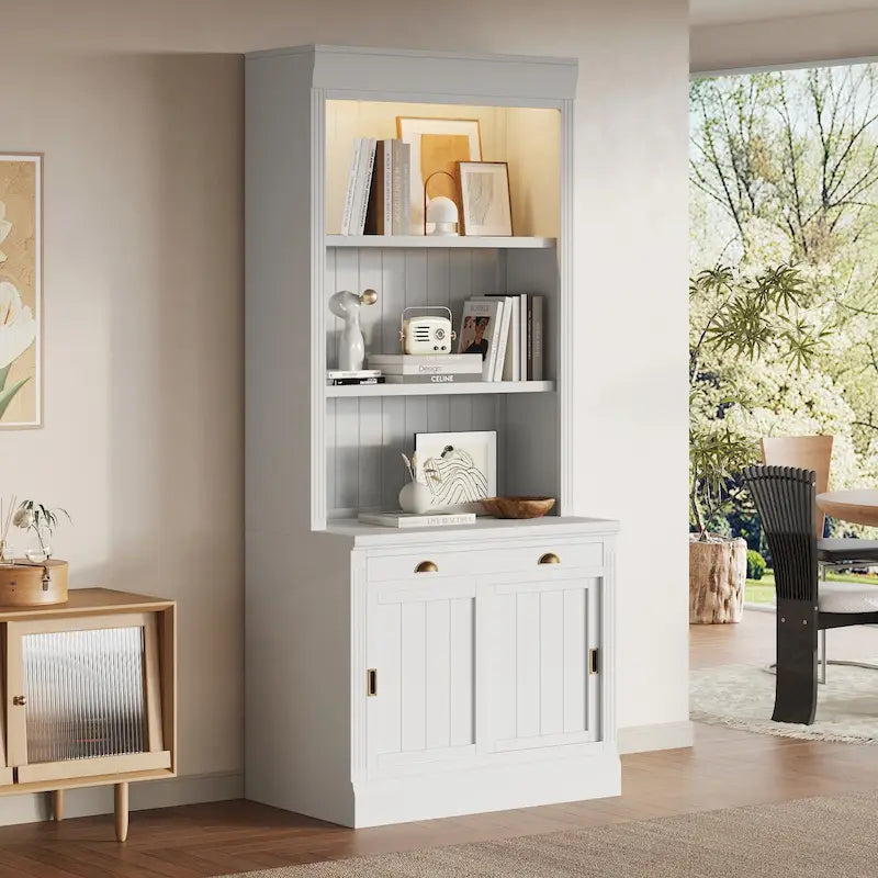 Étagère haute moderne avec éclairage LED et options de rangement polyvalentes